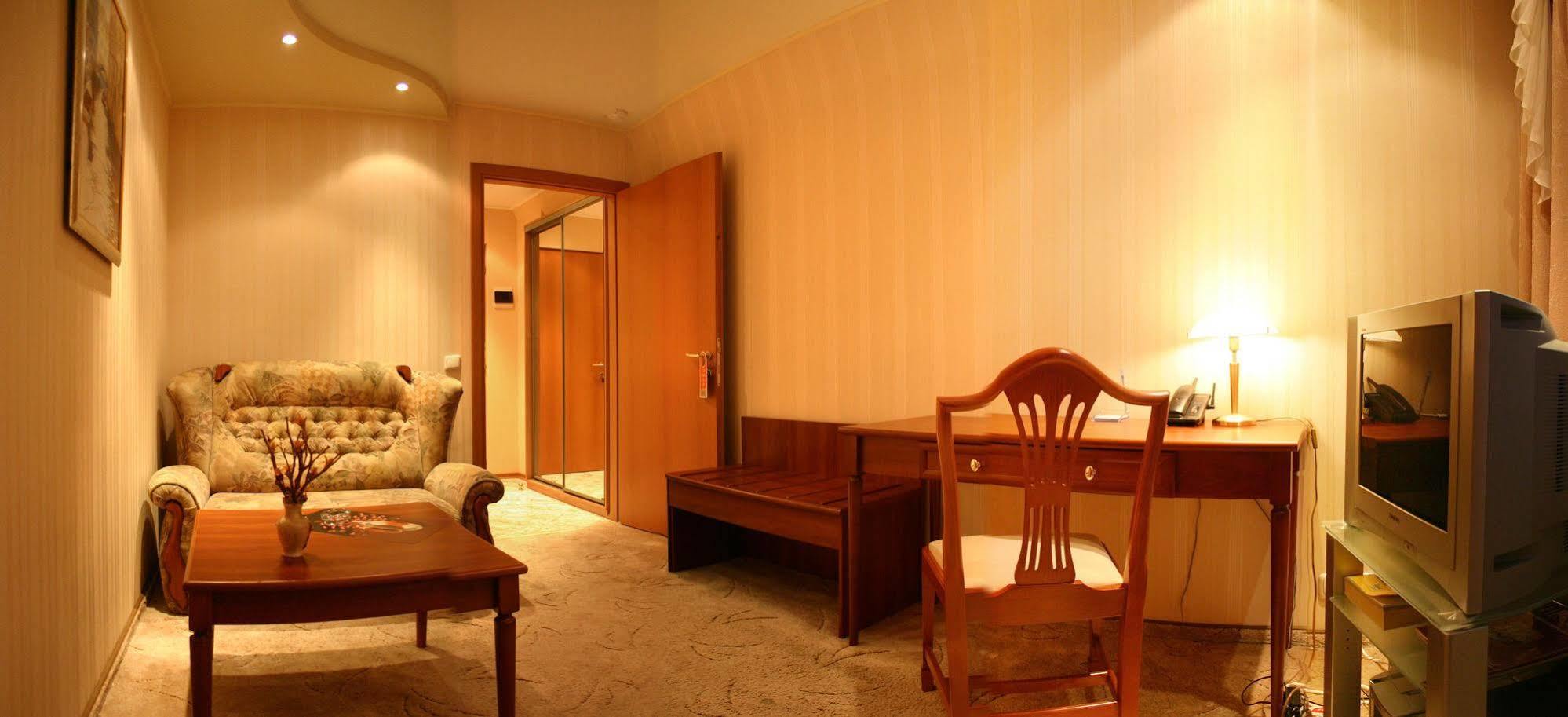 Druzhba hotel and restaurant Kharkiv Bagian luar foto